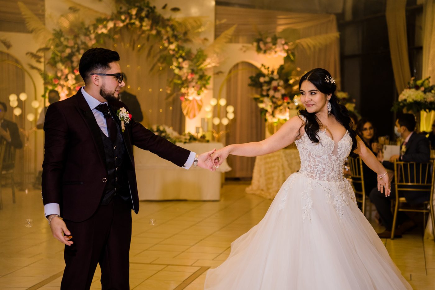 Pareja de novios celebrando